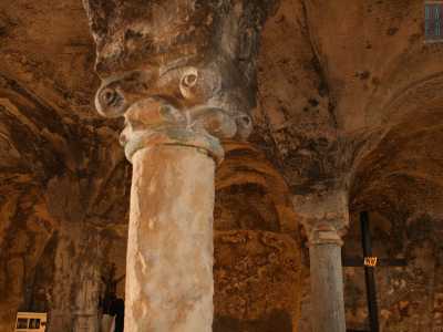 La cripta � divisa in tre navate, delimitate da colonne di colore chiaro ricavate dalla roccia, tutte terminanti con preziosi capitelli uno diverso dall�altro, adornati con motivi floreali e figure antropomorfe